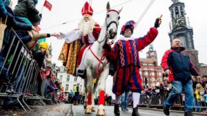 2016-11-13 15:33:20 AMSTERDAM - Sinterklaas bij de Munttoren tijdens de intocht. De Goedheiligman wordt in de hoofdstad alleen vergezeld door schoorsteenpieten. ANP KOEN VAN WEEL